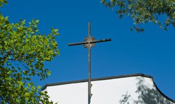 Kapellenkreuz vor blauem Himmel | © © Photographien Thomas Klinger, www.atelierklinger.de